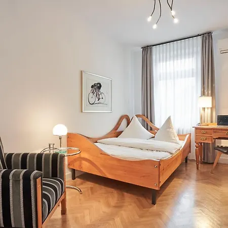 Отель Goldener Engel 3*