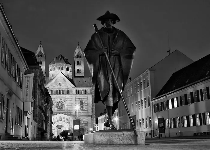 Goldener Engel מלון